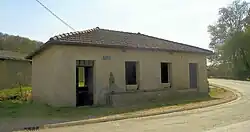 Lavoir dans la rue principale.