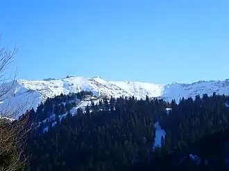Le puy Brunet se situe à droite du plomb du Cantal à la jonction de l'arête qui le relie à celui-ci et de celle de l'Arpon du Diable tout à droite.