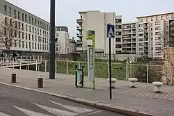 Si le quai est trop étroit, l'abri est remplacé par le même modèle de poteau que sur cette photo.