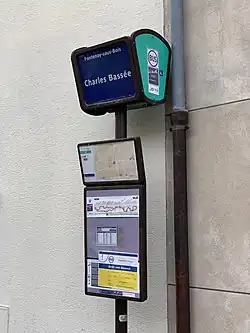 Poteau d'arrêt, aux couleurs actuelles de la RATP (vert jade).