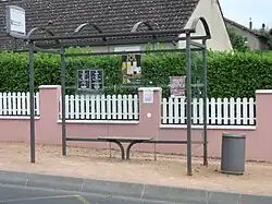 Arrêt de bus Normandie avec abri dégradé