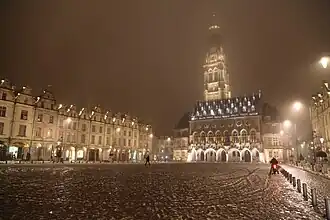 L'hôtel de ville et la place des Héros, un soir d'hiver.