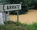 Ancien panneau de signalisation routière mentionnant l'Arratz.