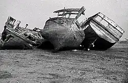 L'arrière-port du Guilvinec-Léchiagat : vieilles carcasses de bateaux  aux environs de 1975.