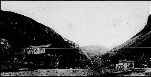 Station d'arrivée du câble à l'Hospitalet et estacades de minerai. Vue pendant la construction en 1928.