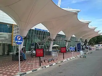 Hall d'arrivée vu de l'extérieur