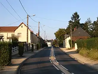 Une des rues principales d'Arrou, celle venant de Courtalain.