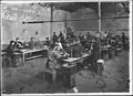 Tassage de la poudre dans les obus en octobre 1915