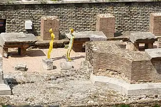 Photographie en couleurs de massifs de maçonneries.