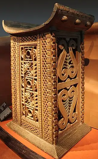 Trône qui appartenait au roi Ghézo. Art du Dahomey, culture Fon. 1818-1848. Bois, métal, 199 x 122&nbsp;×&nbsp;88&nbsp;cm, 130&nbsp;kg. Paris, Musée du Quai Branly