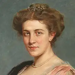 Le styles typique des années 1910: coiffure haute et puces d'oreille.