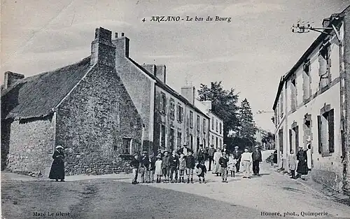 Arzano : le bas du bourg vers 1913 (carte postale Honoré).