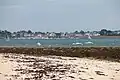 La quartier de Port-Navalo vu de la grande plage de Locmariaquer.