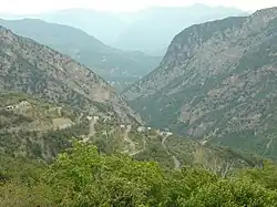 Plus bas les lacets entre les oliviers dans la première partie de l’ascension.