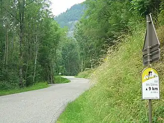 Début d'une portion de 6,6&nbsp;kilomètres avec des pentes régulières à 9 % sur le versant ouest