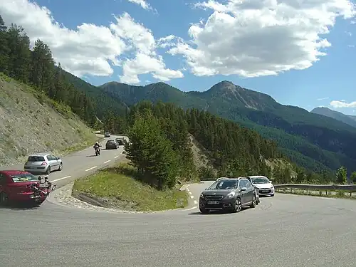 Ascension de la route nationale 94 vers le col de Montgenèvre, en direction de l'Italie.