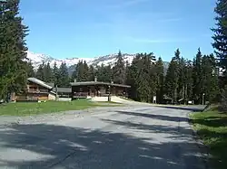 En arrière, des hôtels et restaurants sur la route entre la station des Saisies et le carrefour entre la D123 et le mont Bisanne