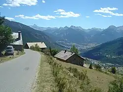 Vue depuis le hameau des Tronchets sur Briançon et Saint-Chaffrey.