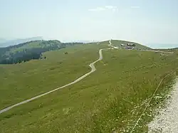 Plus bas la route du dernier kilomètre et passage devant le chalet nordique du «&nbsp;courant d'Ère »