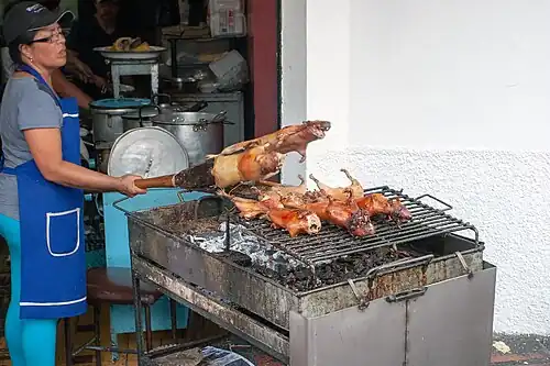 Grillade de cuys devant une boutique à Baños, Équateur. Décembre 2014.