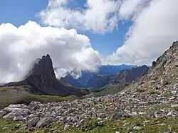 Vue du Cheval Blanc (dans les nuages) depuis la face nord du mont Thabor.