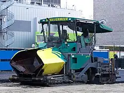 Finisseur hors fonction, trémie fermée.