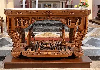 Autel de bois sculpté.