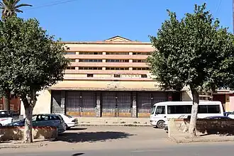 Photographie d'un ancien cinéma de style moderniste.