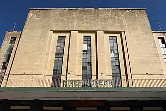 Photographie d'un cinéma de style moderniste.