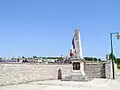 Le monument aux morts devant le cimetière