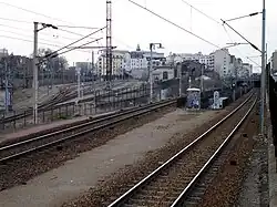 Séparation, à l'ouest de la gare d'Asnières-sur-Seine, entre la ligne vers Mantes via Poissy (à l'extrême gauche, au-delà des voies de garage) et la ligne vers Mantes via Conflans-Sainte-Honorine (au premier plan).