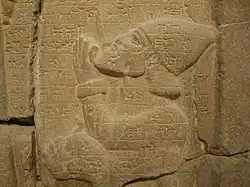 Gros plan du souverain suppliant.