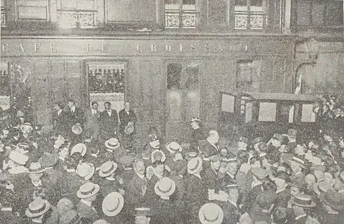 Assassinat de Jaurès : l'ambulance et la foule devant le Café du Croissant en juillet 1914.