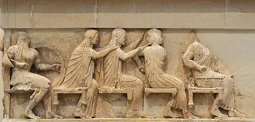 Détail de l'assemblée des Dieux représentée sur la frise du trésor de Siphnos.