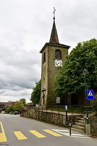 Vue du clocher-porche de l'église.
