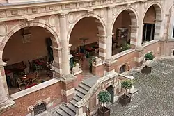 Assézat : la loggia.