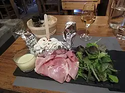 Variante originale avec pomme de terre en robe des champs à la crème chantilly.