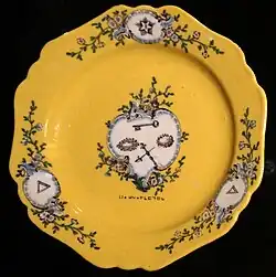 Assiette à émail jaune avec symboles de la franc-maçonnerie