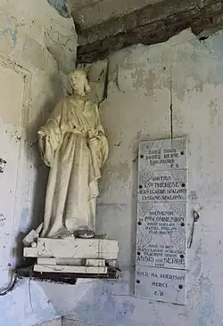 De nombreux ex-voto sont fixés sur les parois.