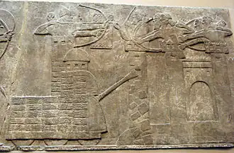 Représentation du siège d'une ville par les Assyriens, avec tour de siège et bélier. Bas-relief de Nimroud, IXe&nbsp;siècle British Museum.
