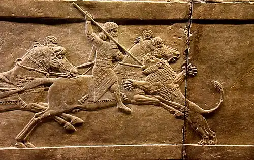 Assurbanipal à cheval contre un lion. Palais nord de Ninive, British Museum.