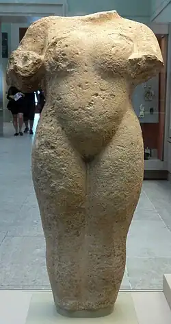 Statue fragmentaire de femme nue, mise au jour dans le temple d'Ishtar de Ninive, avec dédicace d'Assur-bel-kala (1073-1056 av. J.-C.). British Museum.