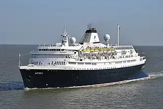 Photographie en couleurs du navire de croisière Astoria, ex-Azores, naviguant dans l’estuaire de la Tamise en mars 2017 pour le compte de la compagnie Cruise & Maritime Voyages.