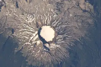 Image satellite du Puyehue avec sa caldeira enneigée.