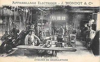 Atelier de décolletage, Jean Mondot à gauche sur la photo. Coll. J.-P.&nbsp;Guittonneau.