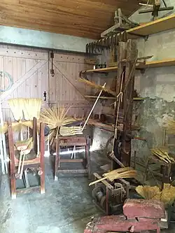 Atelier de balais de sorgho.