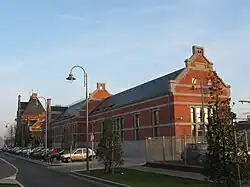 Parking et ancien bâtiment des postes.
