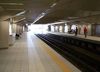 Les quais de la station