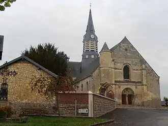 Façade de l'église, surmontée de son clocher moderne.