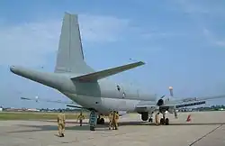 L'Atlantique 2 no&nbsp;1 (M 1) sur la bAN Hyères Le Palyvestre avec son détecteur d'anomalie magnétique placé sur la queue de l'appareil (5 juillet 2001)